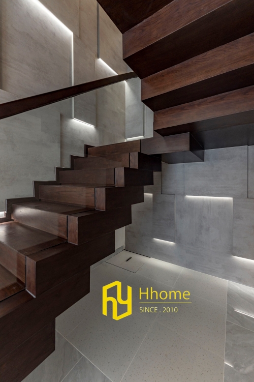 Cầu thang chất liệu hiện đại kết hợp cổ điển mang lại cảm giác tươi mới